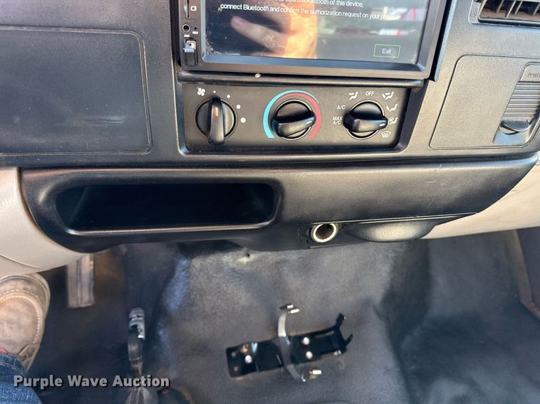 image for item DZ4164 2000 Ford F650 Super Duty utility / service truck