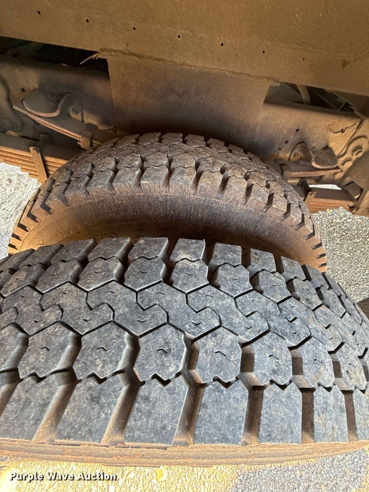 image for item DZ4164 2000 Ford F650 Super Duty utility / service truck