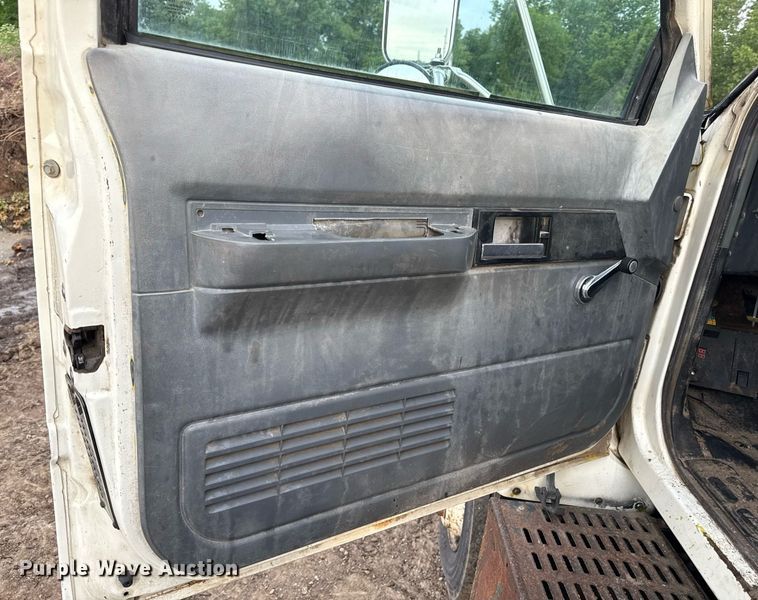 image for item DZ4185 1995 GMC Topkick C6500 flatbed truck