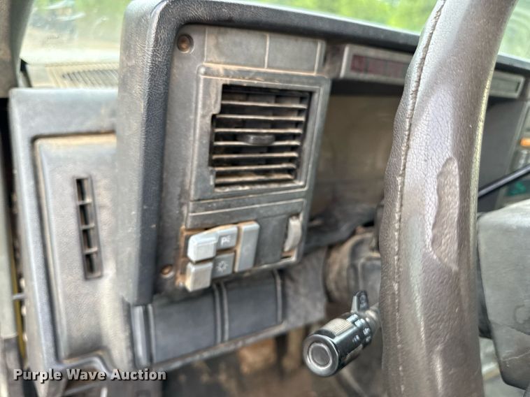 image for item DZ4185 1995 GMC Topkick C6500 flatbed truck