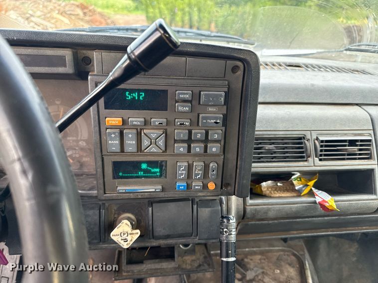 image for item DZ4185 1995 GMC Topkick C6500 flatbed truck