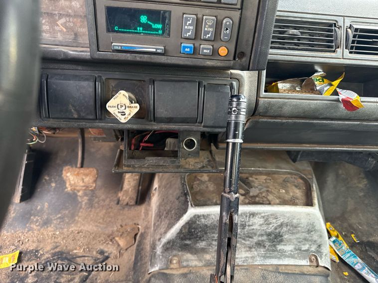 image for item DZ4185 1995 GMC Topkick C6500 flatbed truck