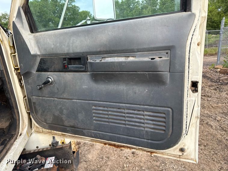 image for item DZ4185 1995 GMC Topkick C6500 flatbed truck