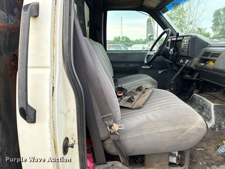 image for item DZ4185 1995 GMC Topkick C6500 flatbed truck