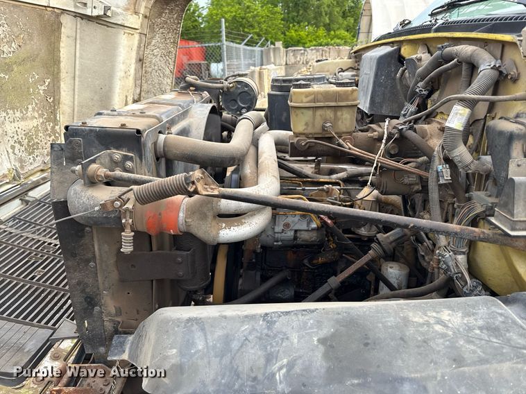 image for item DZ4185 1995 GMC Topkick C6500 flatbed truck