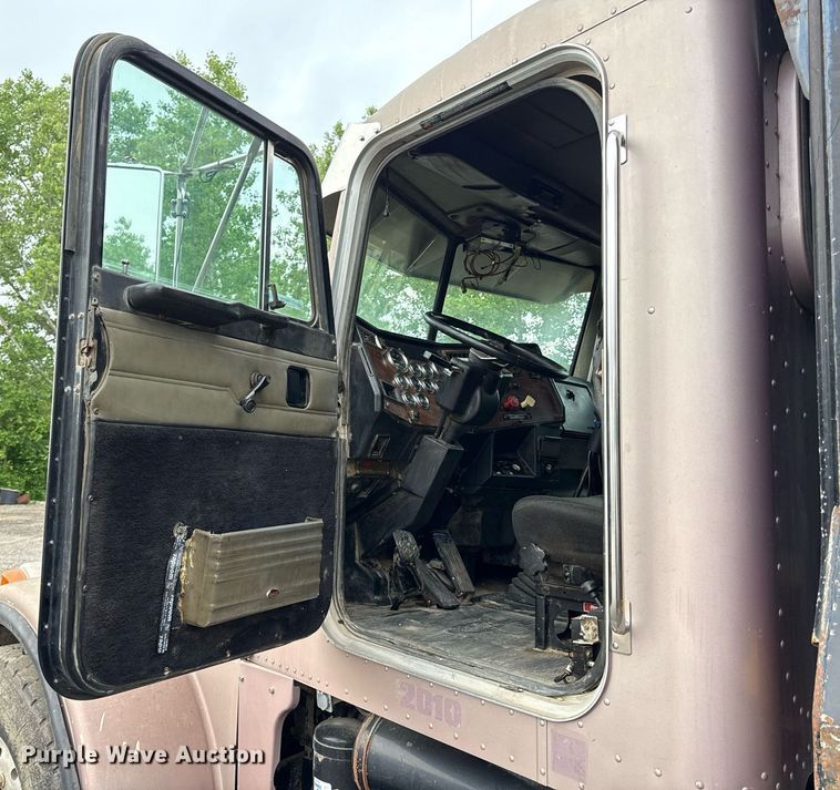 image for item DZ4195 2000 Peterbilt 378 dump truck