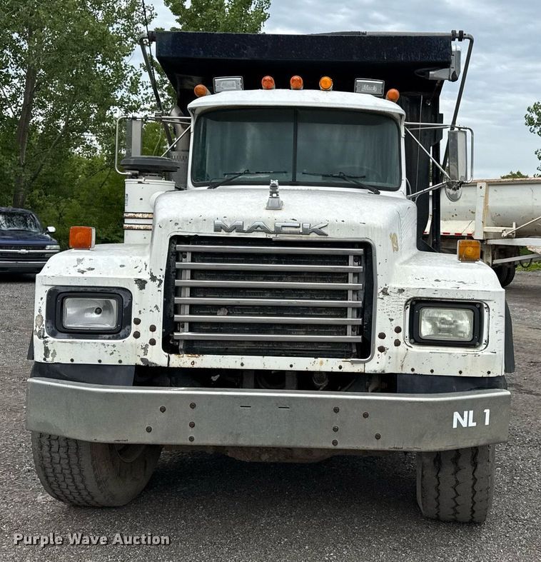 image for item DZ4196 1995 Mack RD6885 dump truck