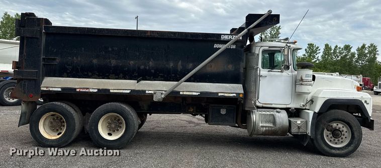 image for item DZ4196 1995 Mack RD6885 dump truck