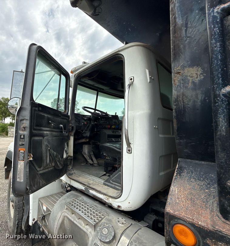 image for item DZ4196 1995 Mack RD6885 dump truck
