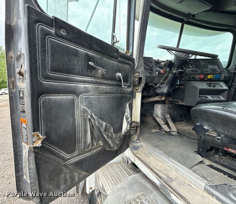 image for item DZ4196 1995 Mack RD6885 dump truck