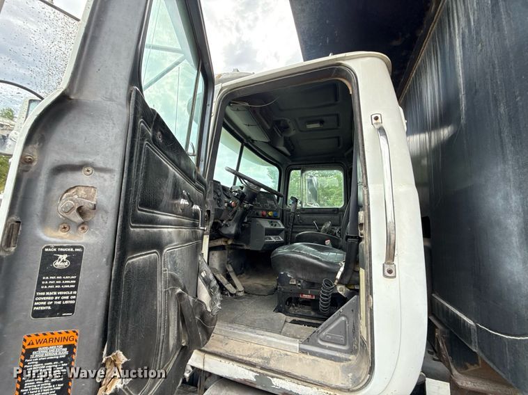 image for item DZ4196 1995 Mack RD6885 dump truck