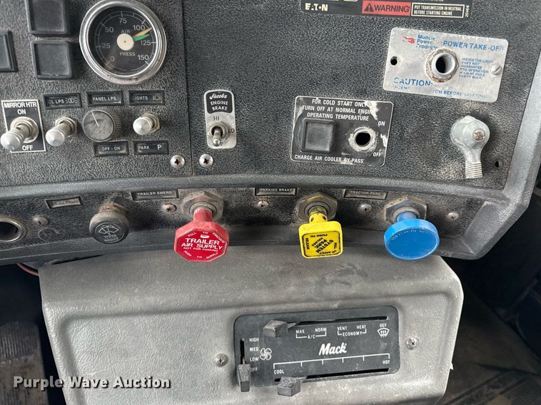 image for item DZ4196 1995 Mack RD6885 dump truck