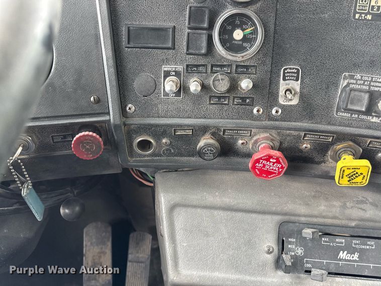 image for item DZ4196 1995 Mack RD6885 dump truck