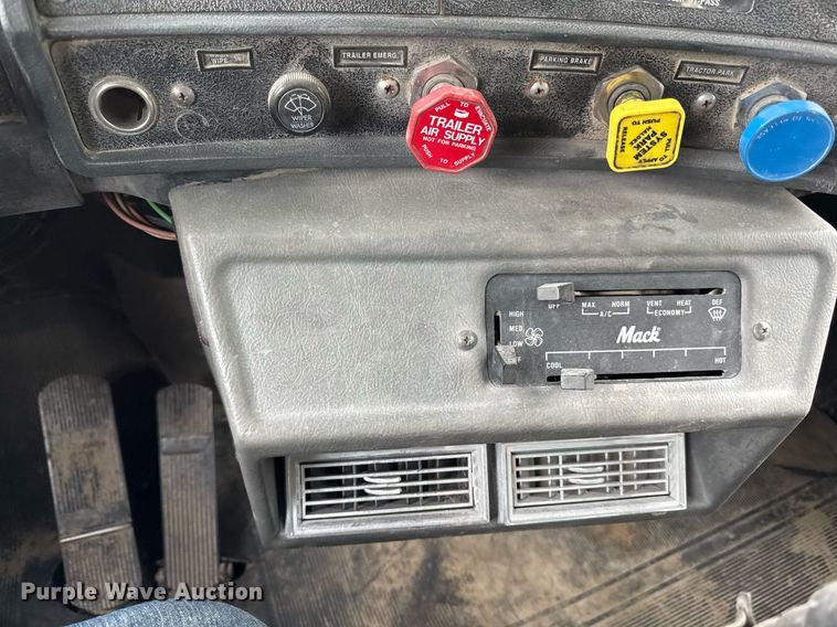 image for item DZ4196 1995 Mack RD6885 dump truck