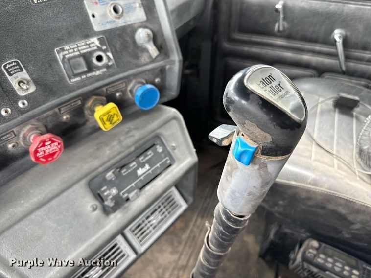 image for item DZ4196 1995 Mack RD6885 dump truck