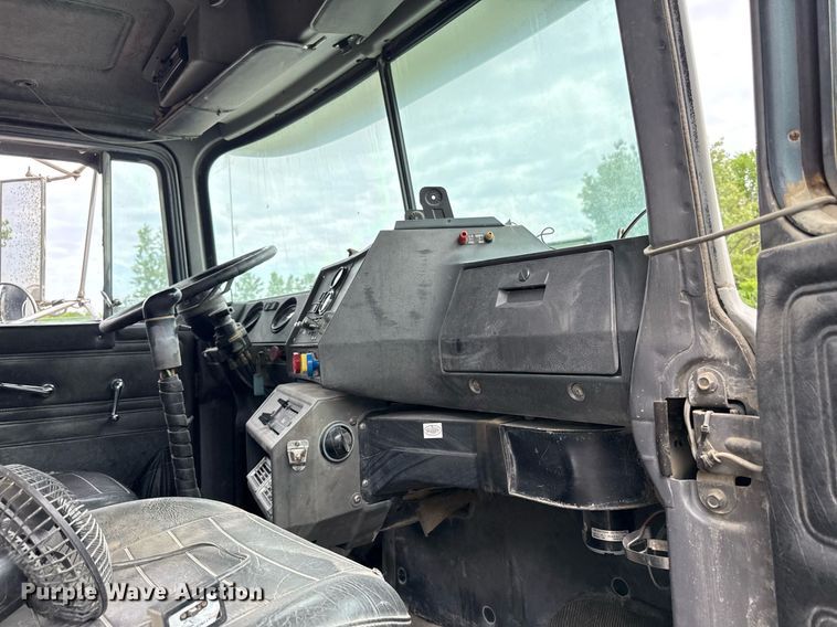 image for item DZ4196 1995 Mack RD6885 dump truck