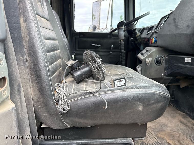 image for item DZ4196 1995 Mack RD6885 dump truck