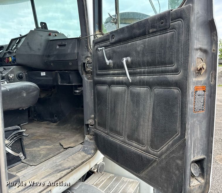 image for item DZ4196 1995 Mack RD6885 dump truck