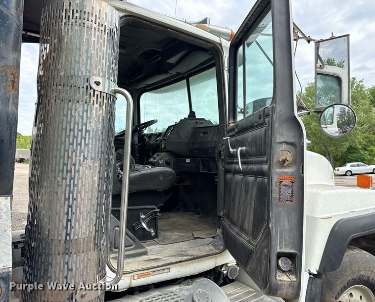 image for item DZ4196 1995 Mack RD6885 dump truck