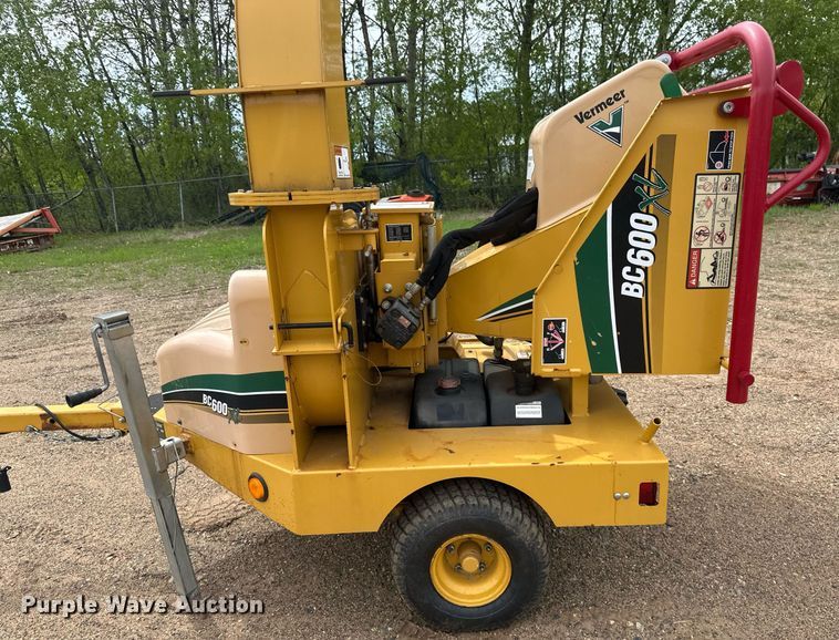 image for item EB2576 2010 Vermeer BC600XL wood chipper