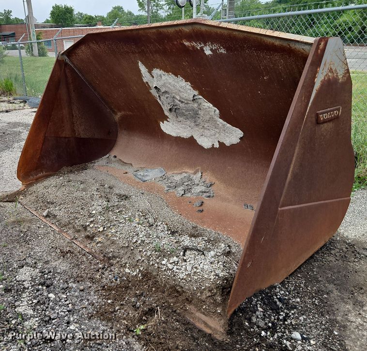 image for item EB8075 2015 Volvo 84775 wheel loader bucket
