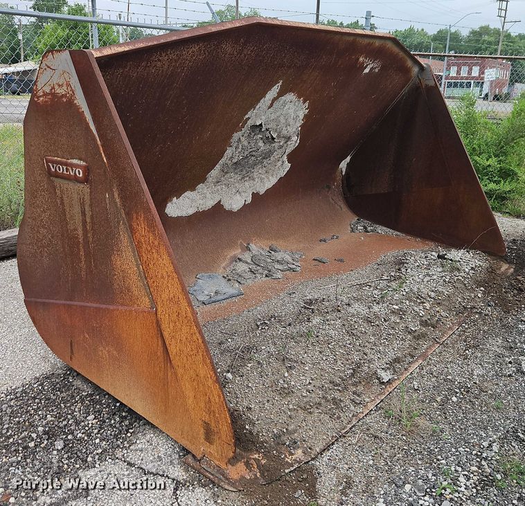 image for item EB8075 2015 Volvo 84775 wheel loader bucket