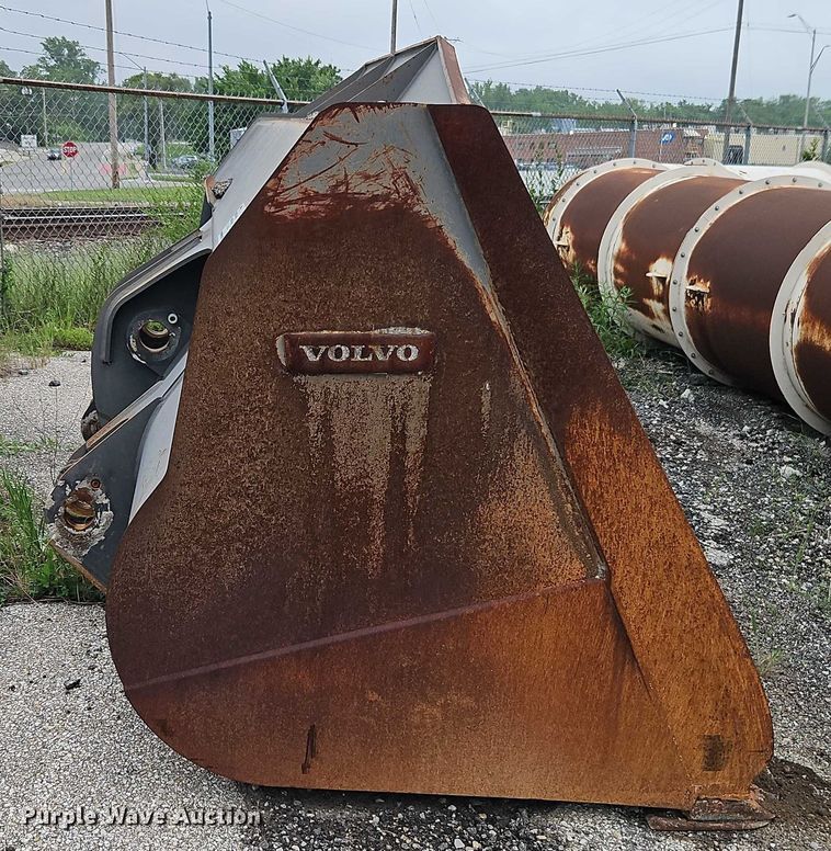 image for item EB8075 2015 Volvo 84775 wheel loader bucket