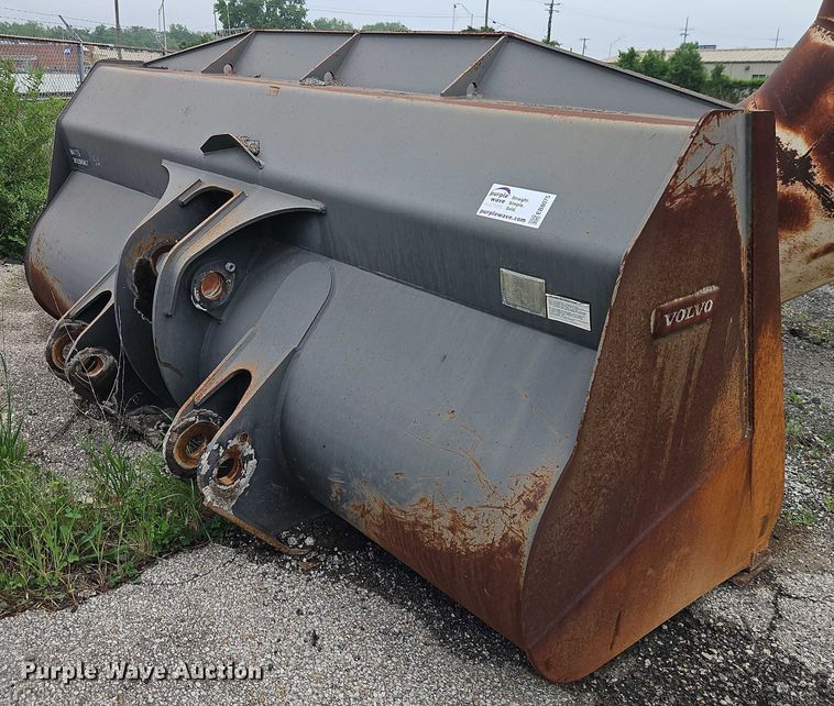 image for item EB8075 2015 Volvo 84775 wheel loader bucket