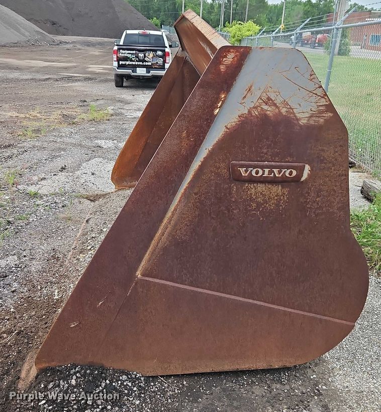 image for item EB8075 2015 Volvo 84775 wheel loader bucket