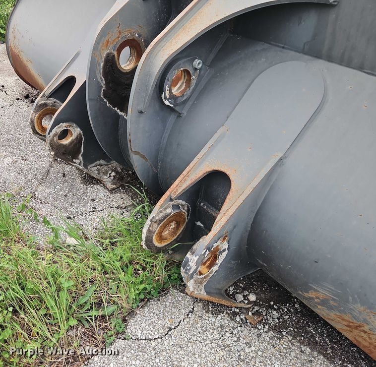 image for item EB8075 2015 Volvo 84775 wheel loader bucket