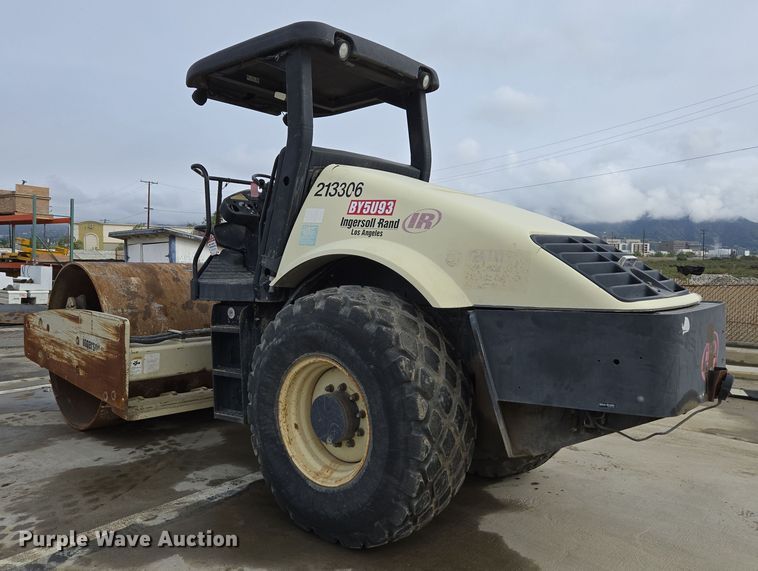 image for item EC0921 2004 Ingersoll Rand SD-122DX TF single drum vibratory roller