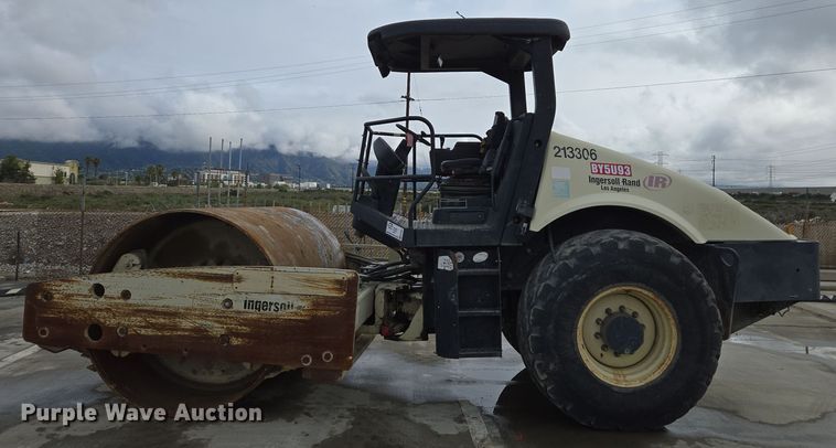 image for item EC0921 2004 Ingersoll Rand SD-122DX TF single drum vibratory roller