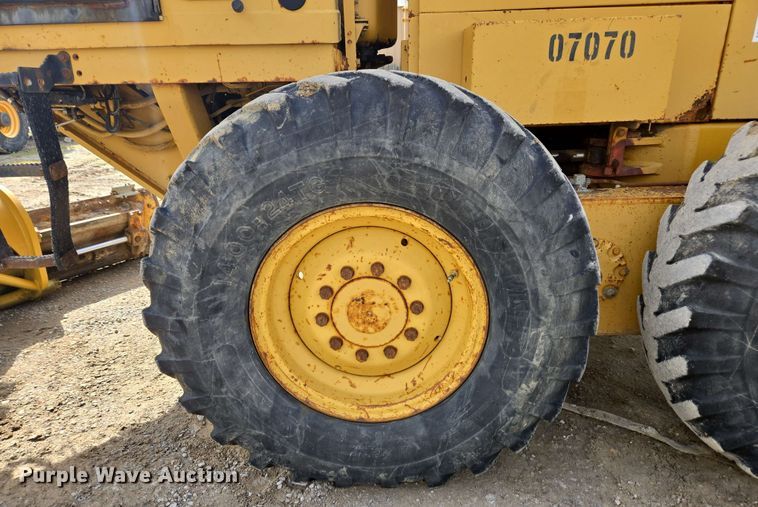 image for item EC4218 1997 Caterpillar 12H motor grader