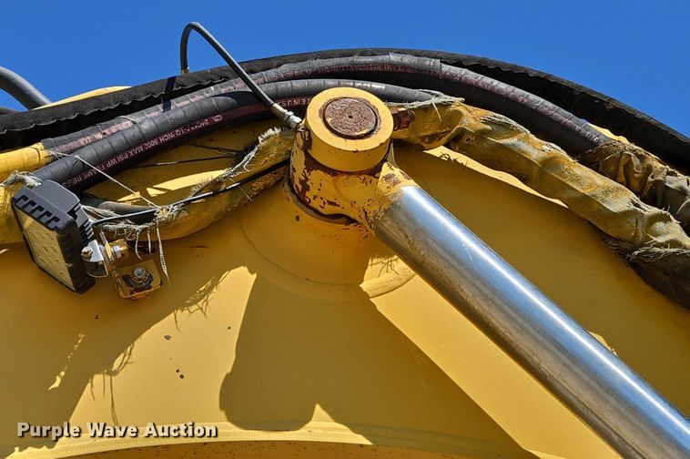 image for item EC4261 1996 Komatsu PC220LC excavator