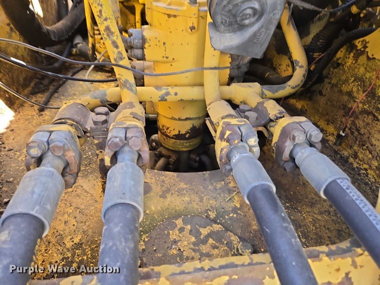 image for item EC4261 1996 Komatsu PC220LC excavator