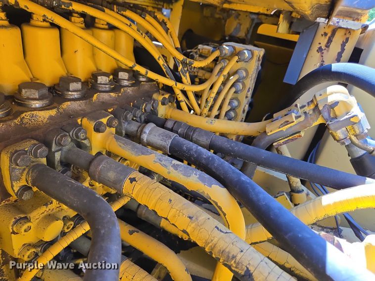 image for item EC4261 1996 Komatsu PC220LC excavator