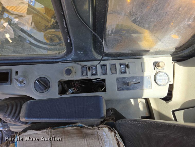 image for item EC4261 1996 Komatsu PC220LC excavator