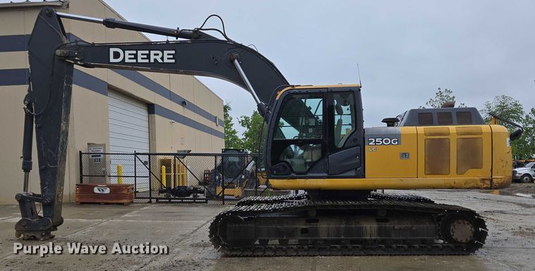image for item EC4263 2013 John Deere 250G LC excavator