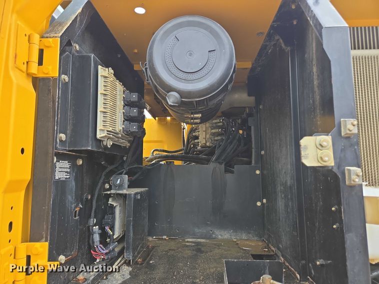 image for item EC4263 2013 John Deere 250G LC excavator