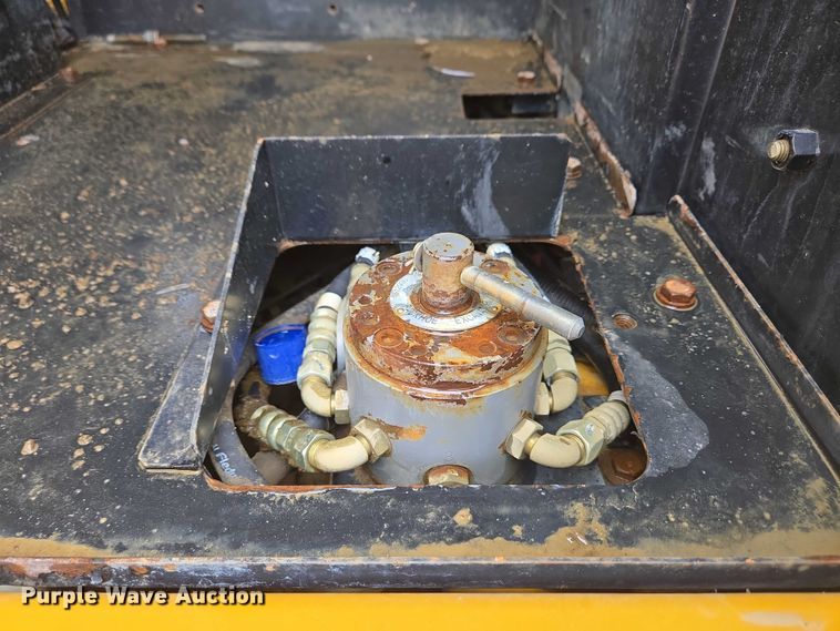 image for item EC4263 2013 John Deere 250G LC excavator