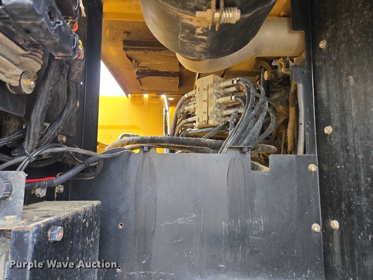 image for item EC4263 2013 John Deere 250G LC excavator