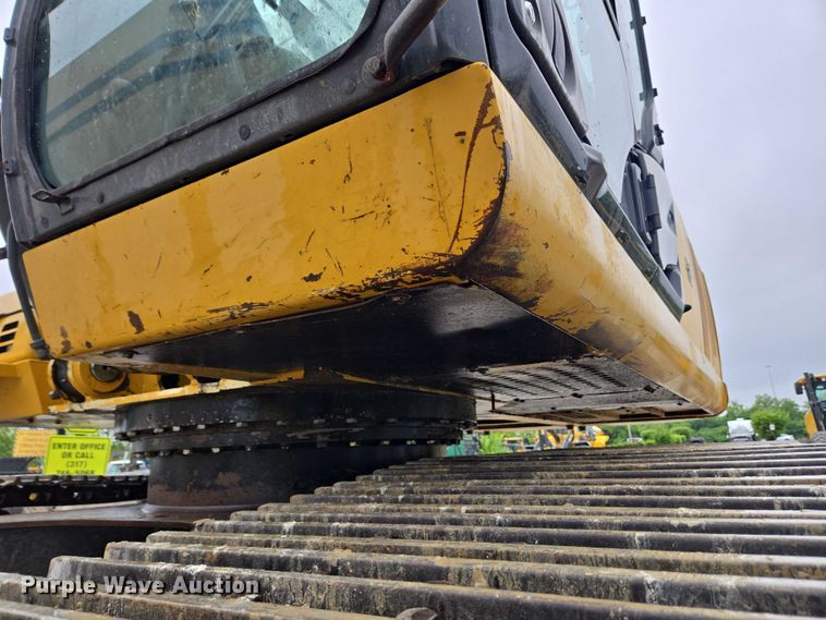 image for item EC4263 2013 John Deere 250G LC excavator