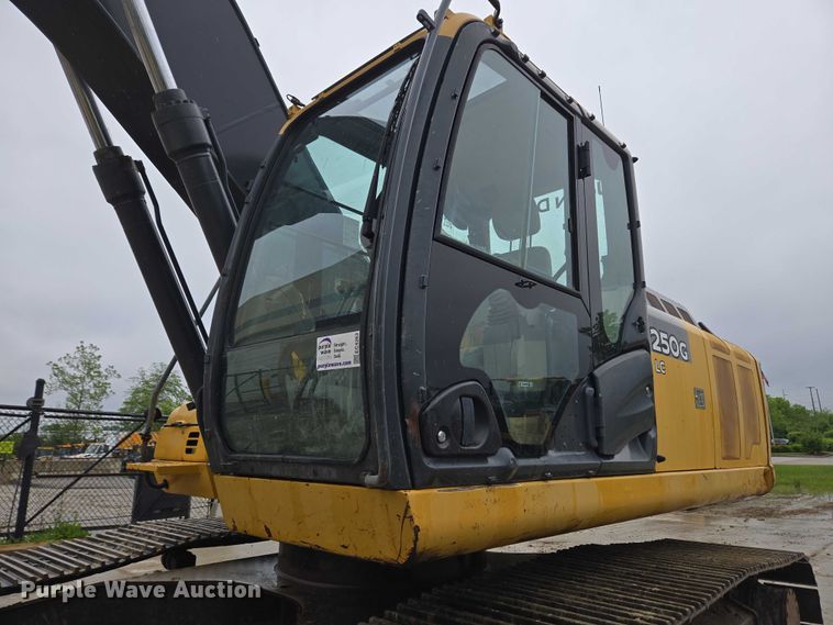 image for item EC4263 2013 John Deere 250G LC excavator