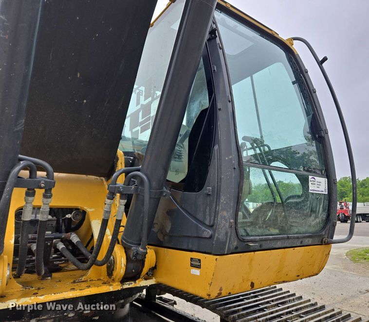 image for item EC4263 2013 John Deere 250G LC excavator