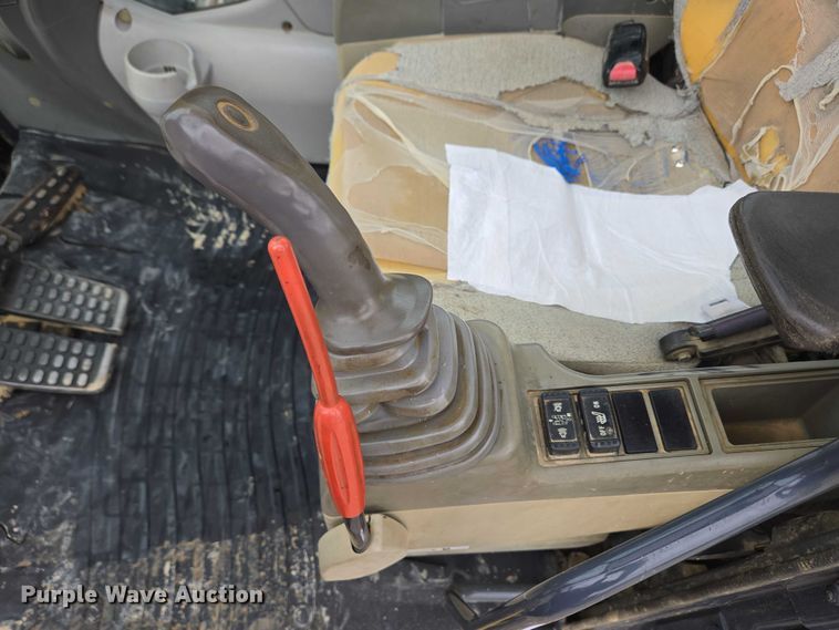 image for item EC4263 2013 John Deere 250G LC excavator