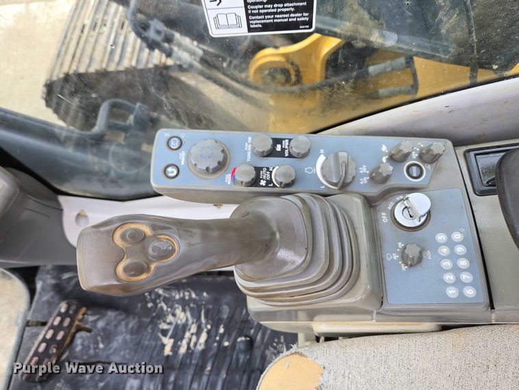 image for item EC4263 2013 John Deere 250G LC excavator