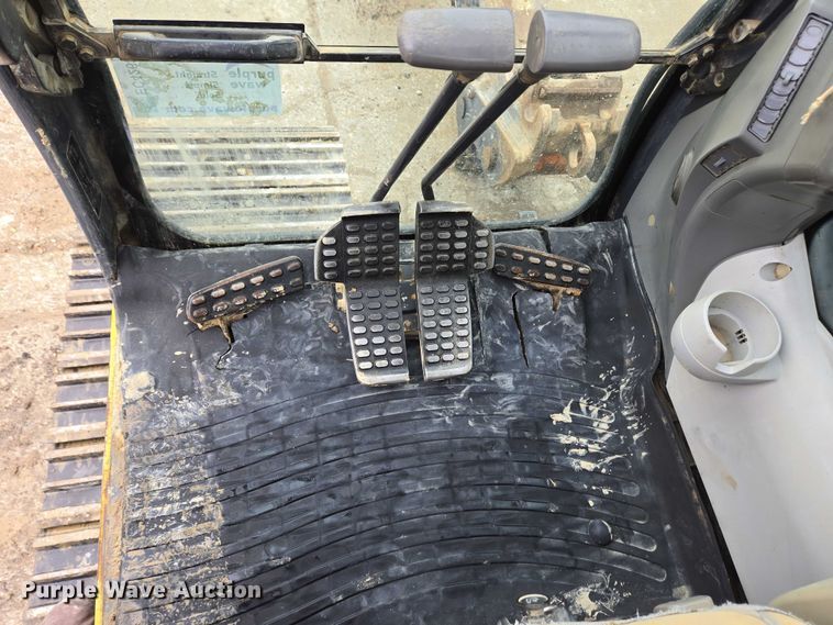 image for item EC4263 2013 John Deere 250G LC excavator