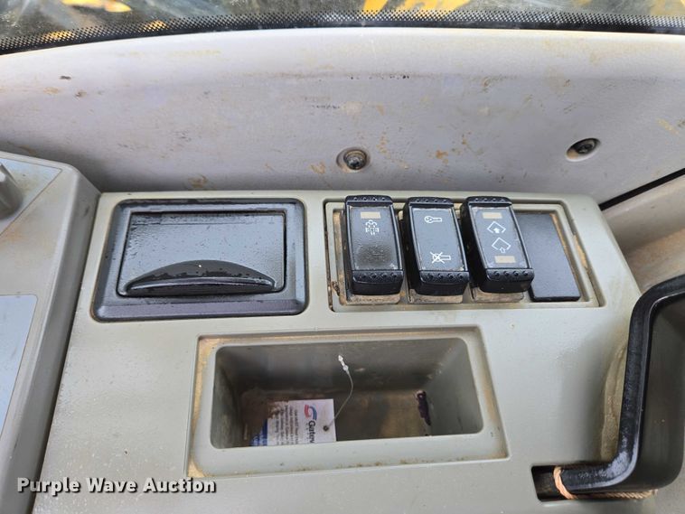 image for item EC4263 2013 John Deere 250G LC excavator