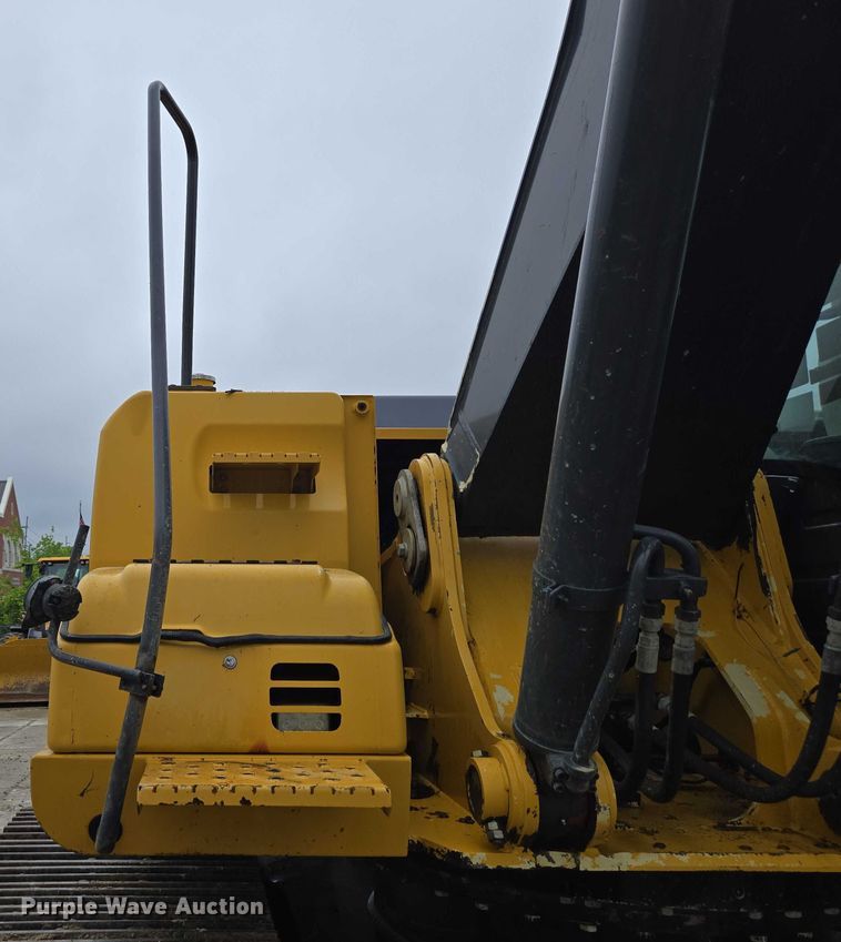 image for item EC4263 2013 John Deere 250G LC excavator