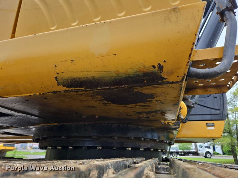 image for item EC4263 2013 John Deere 250G LC excavator